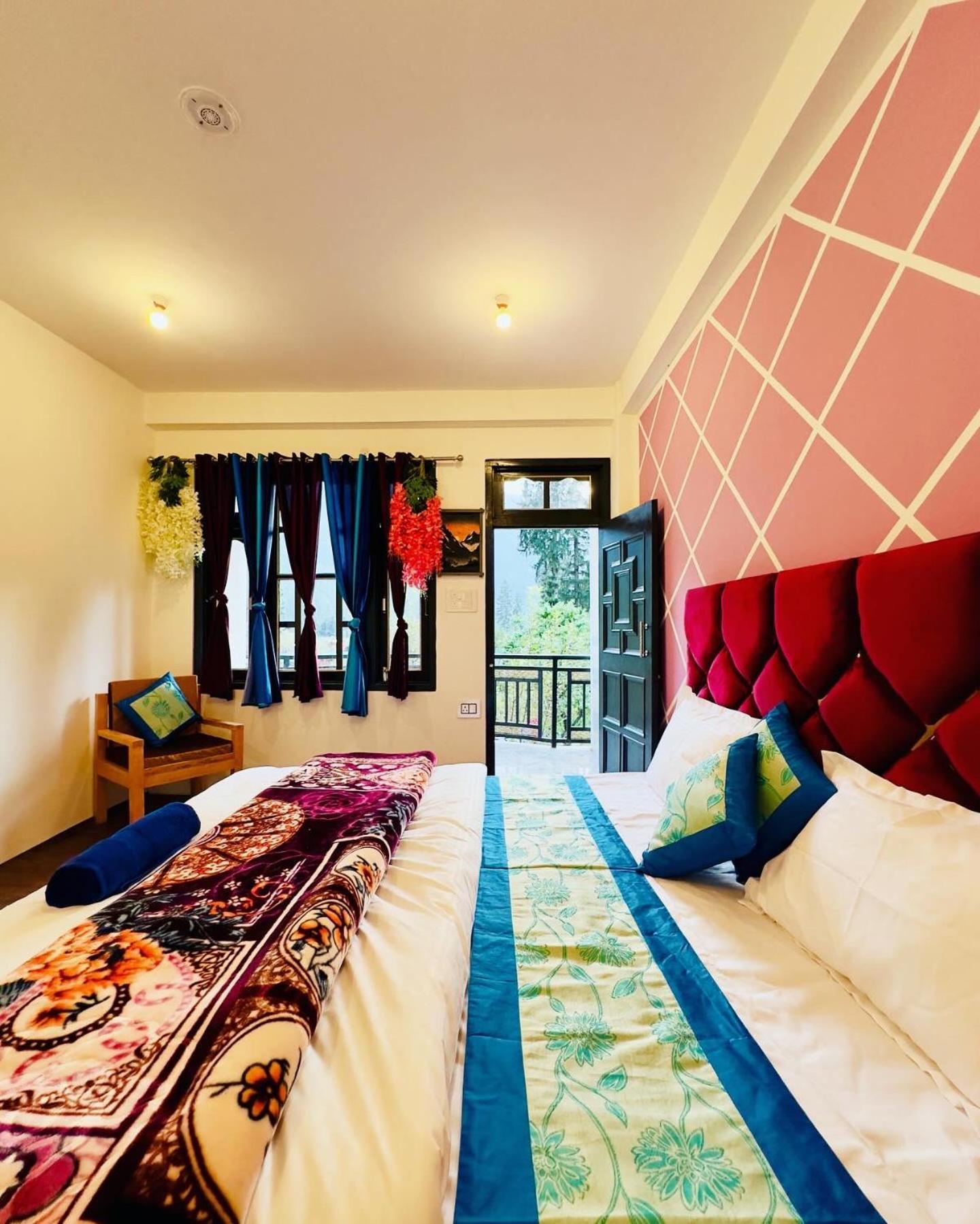 Rare House Hotel Kalgha Bagian luar foto